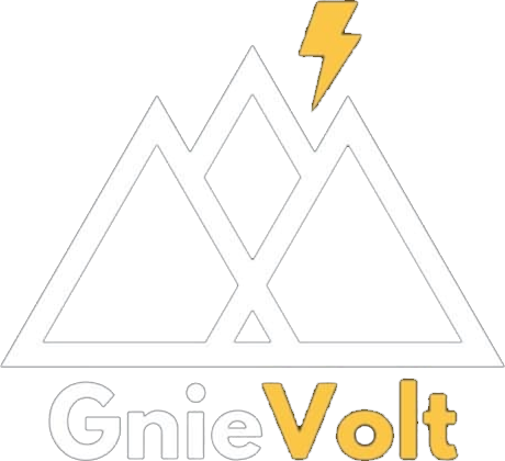 logo firmy GnieVolt, przedstawia stylizowane białe góry z żółtą błyskawicą nad nimi oraz nazwę „GnieVolt” w dwóch kolorach, białym i żółtym, na ciemnym tle.